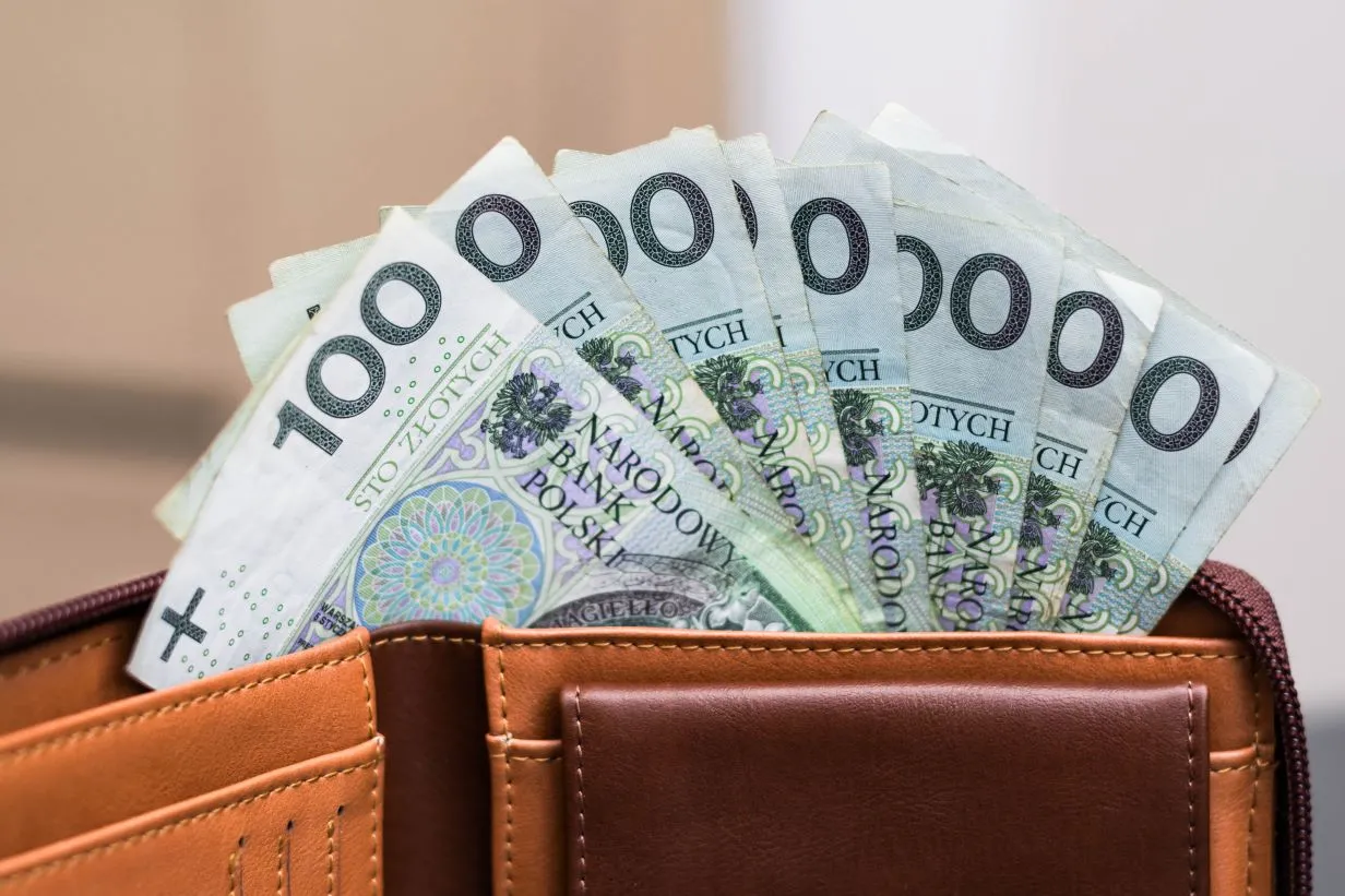 Policjanci chcą świadczenia mieszkaniowego (630-1800 zł) i odpraw mieszkaniowych (nawet 250 000 zł - 500 000 zł). Czym różnią się te świadczenia?
