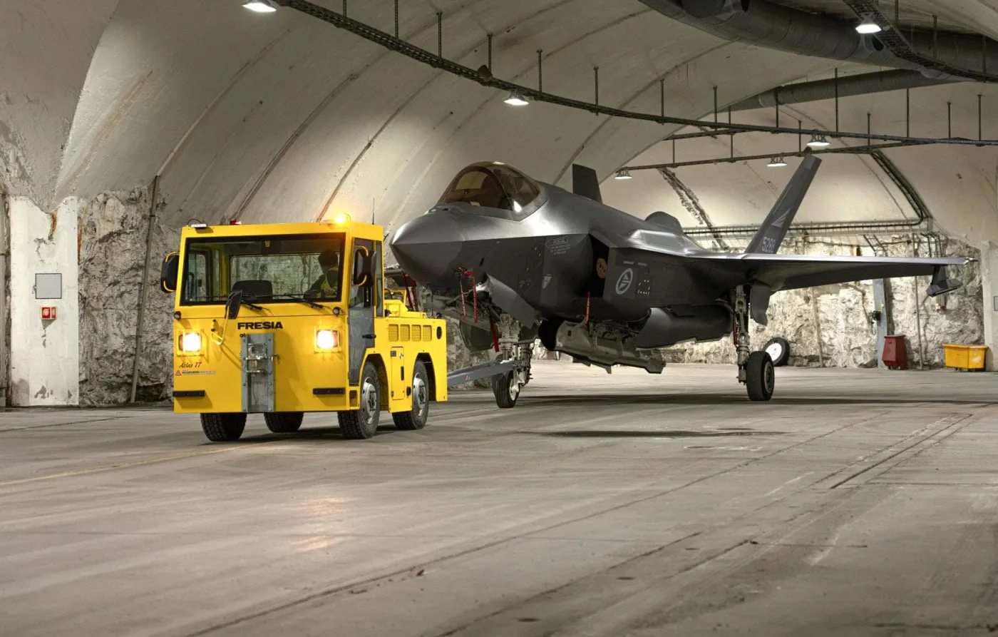 Norweski F-35A w podziemnym hangarze w bazie lotniczej w Bardufoss. Na skutek wojny na Ukrainie Norwegia powróciła po latach do używania podziemnych hangarów.