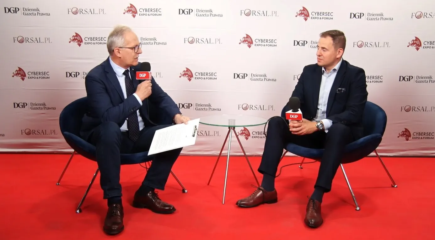 Władcy sieci są zmęczeni. Jak poprawić dobrostan specjalistów odpowiedzialnych za cyberbezpieczeństwo? Rozmowa z Robertem Posłajko z Axence podczas CYBERSEC EXPO & FORUM 2025