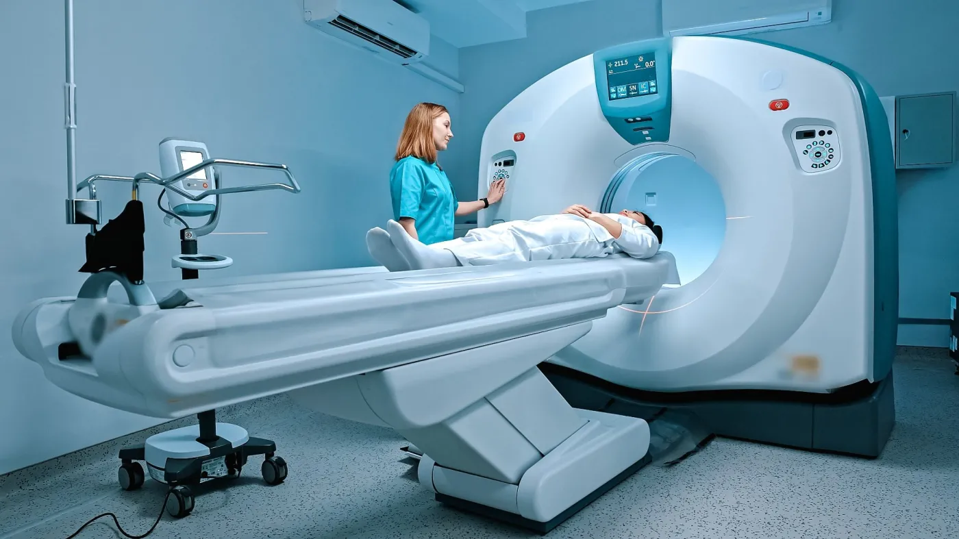 Pacjentka przygotowywana do badania rezonansem magnetycznym w ramach diagnostyki