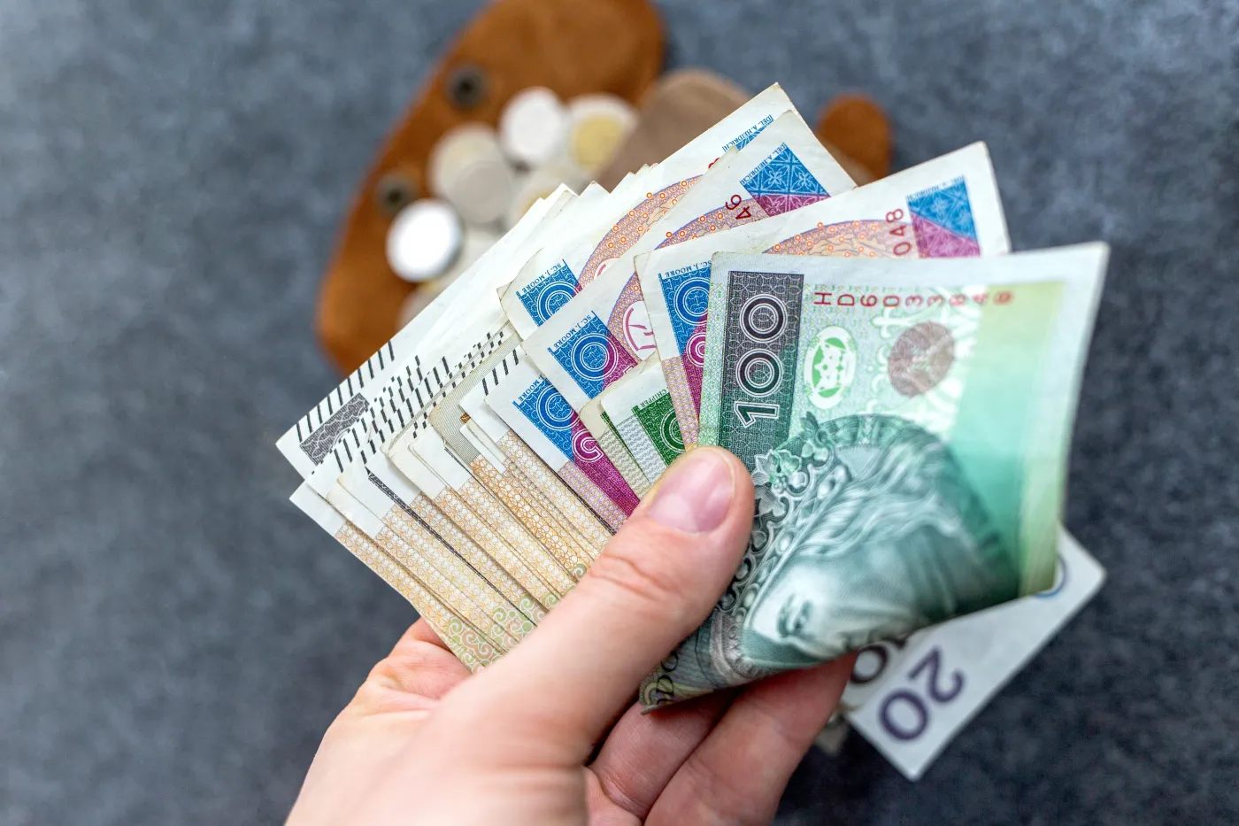 Ten dodatek w wysokości minimum 1400 zł miesięcznie można pobierać nawet przez 3 lata. Komu ZUS wypłaca to świadczenie?