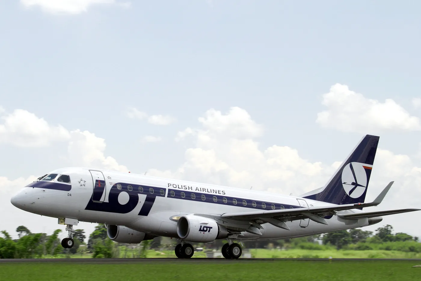 Ministerstwo Obrony Narodowej i EuroLOT podpisały umowę w sprawie czarteru samolotów Embraer 175