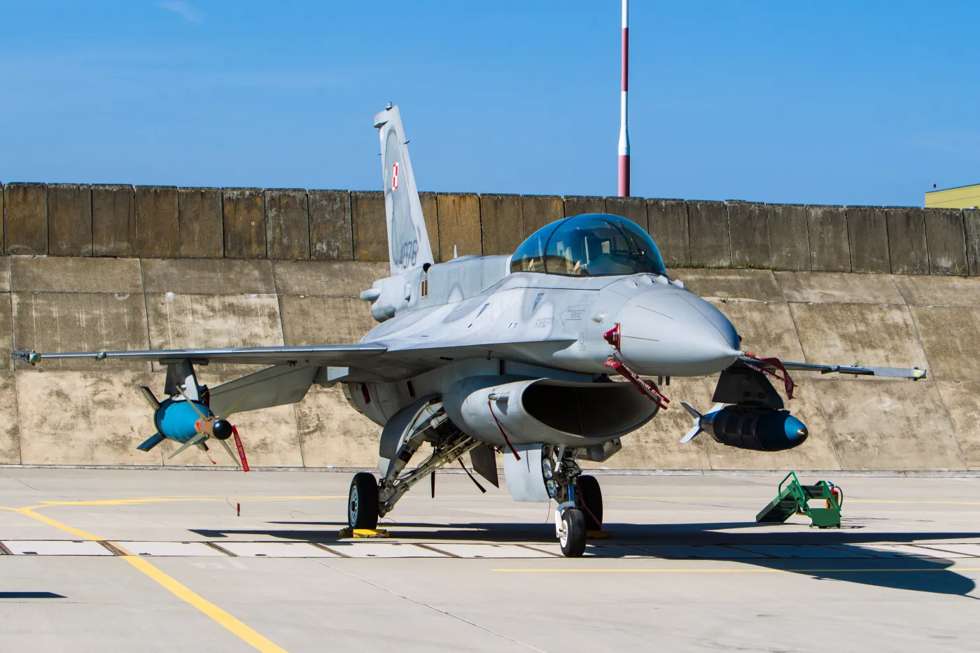 1435338-polski-f16.jpg