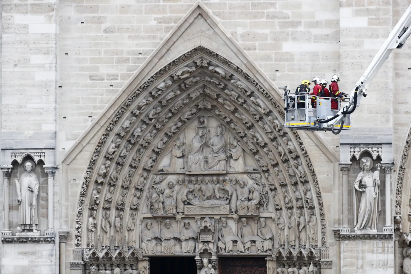 4198767-notre-dame.jpg