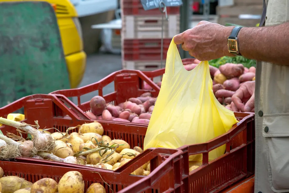 Japonia, czołowy producent plastikowych śmieci, chce zabronić darmowych foliówek w sklepach