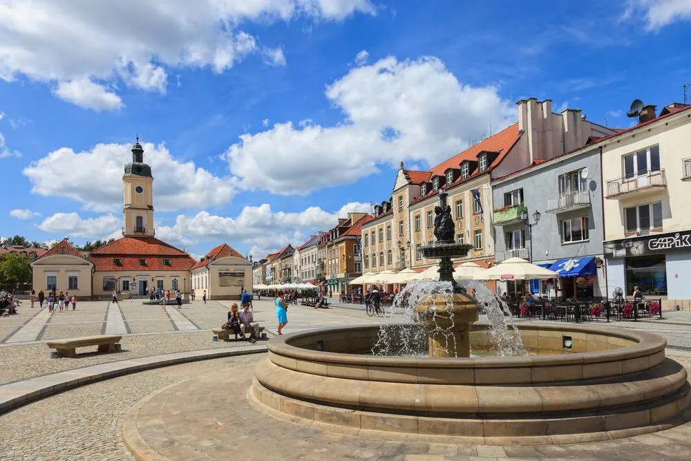 Polska umiarkowanie szczęśliwym krajem