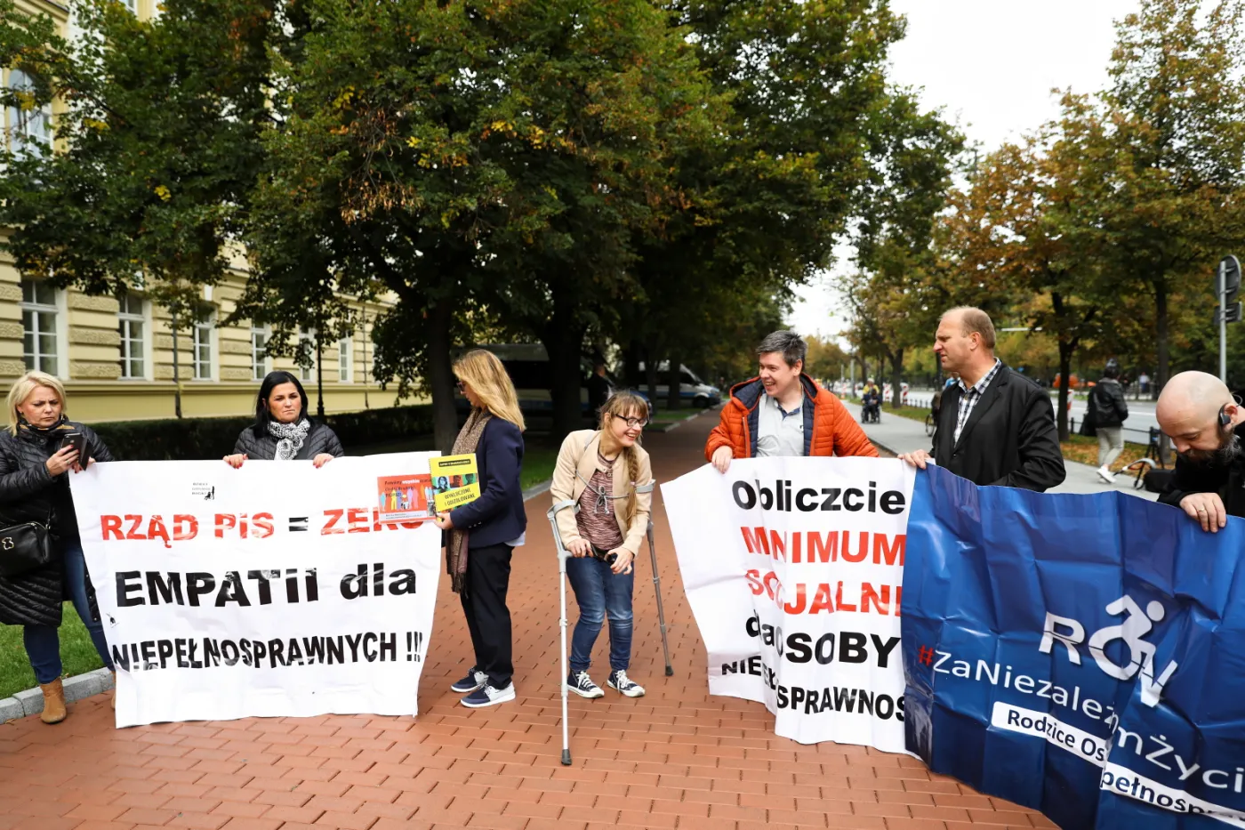 Niepełnosprawni i ich opiekunowie protestują przed KPRM. "Walczymy o 500 zł bez kryterium"