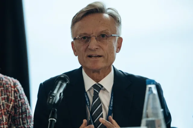 Prawda: Późnym latem wstęp do normalności [WYWIAD]