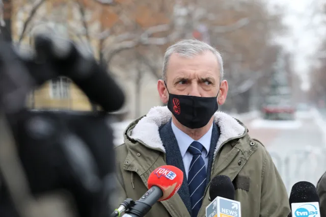 Zmniejszenie dostaw szczepionek. "Dodanie nauczycieli do grupy seniorów jest absolutnie niemożliwe"