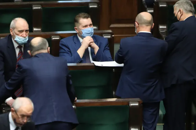 Powrót ósmoklasistów i maturzystów do szkół. Czarnek podał termin podjęcia decyzji