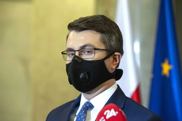 Co dalej z obostrzeniami? Rząd rozważa trzy warianty