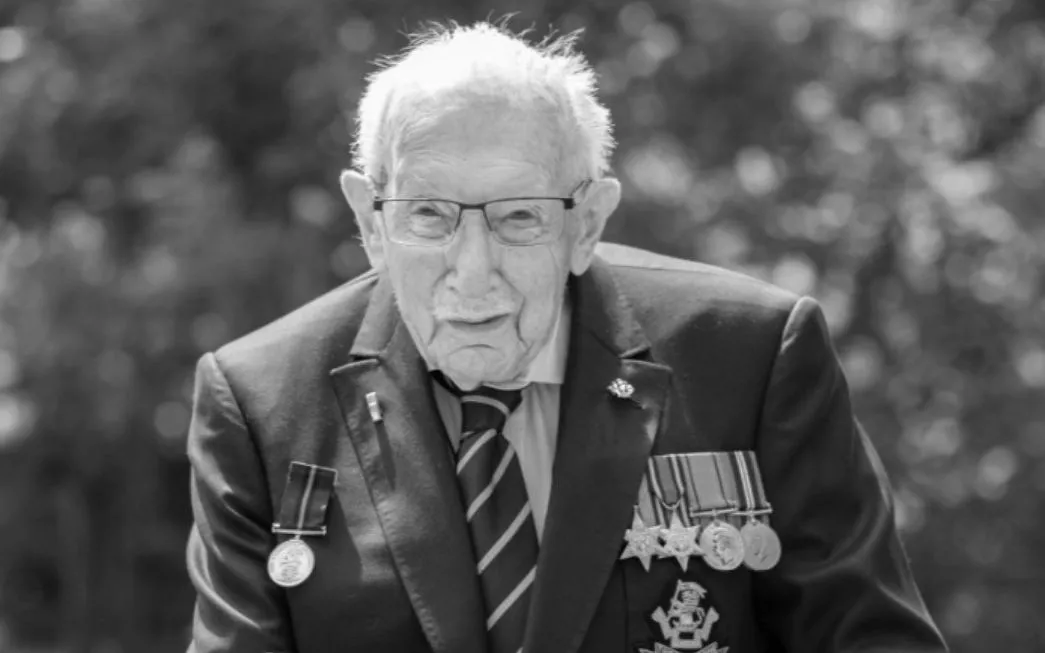 Zmarł kapitan Tom Moore, stuletni weteran, który zebrał 33 mln funtów na służbę zdrowia
