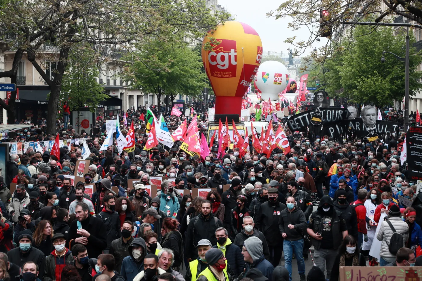Liczne manifestacje na 1 maja we Francji. Le Pen ogłasza początek kampanii