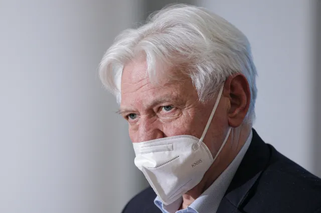 Obowiązkowe szczepienia: Dla kogo i kiedy? Prof. Horban komentuje