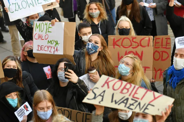 Rządy PiS powodują silną aktywizację obywatelską. W żadnych innych czasach Polacy tak dużo nie protestowali [WYWIAD]