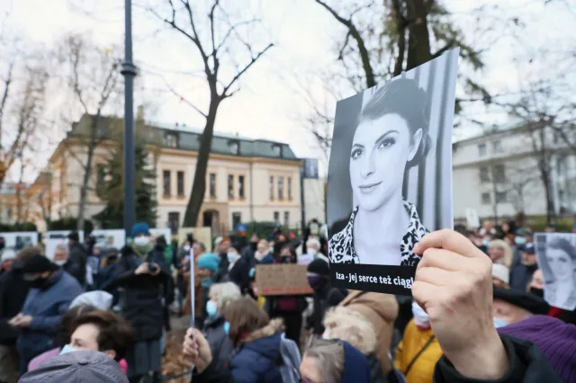 "Ani jednej więcej". Protest w Warszawie pod Trybunałem Konstytucyjnym