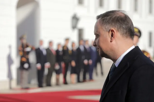 Duda: Polska chciałaby nałożenia sankcji na linie lotnicze przywożące migrantów na Białoruś