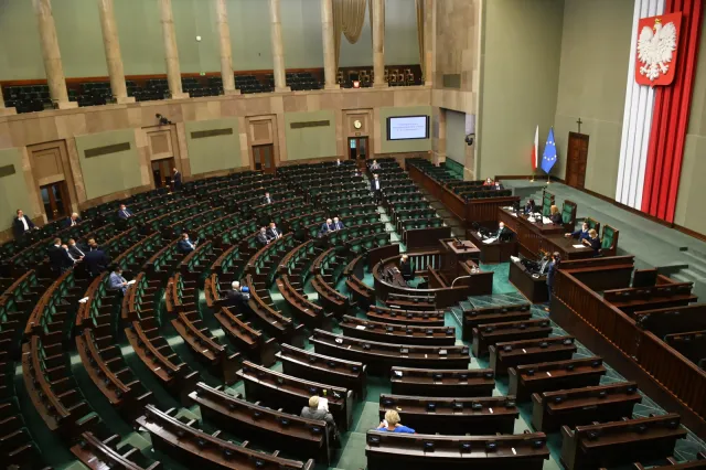 Kłótnia w Sejmie o zmiany w 500 plus: "środki na nowe programy" kontra "przepisy uderzą w potrzebujących"
