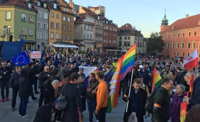 Manifestacja poparcia dla obecności Polski w UE. Tusk: Partia rządząca już bez "owijania w bawełnę" podjęła decyzję o wyprowadzeniu Polski z UE