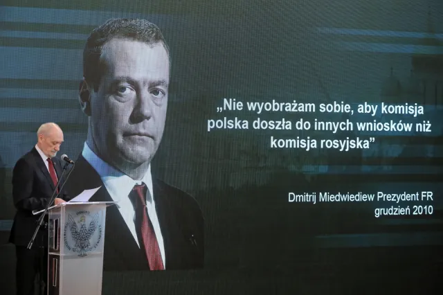 Macierewicz: "Akt bezprawnej ingerencji" przyczyną katastrofy. Bezspornym dowodem wybuch w lewym skrzydle