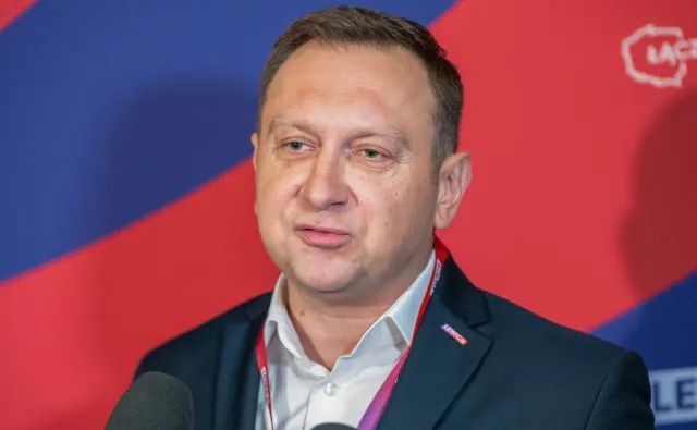 "Dziad kalwaryjski", "pod stół i odszczekać". Trela zawiadamia prokuraturę po wpisach Pawłowicz