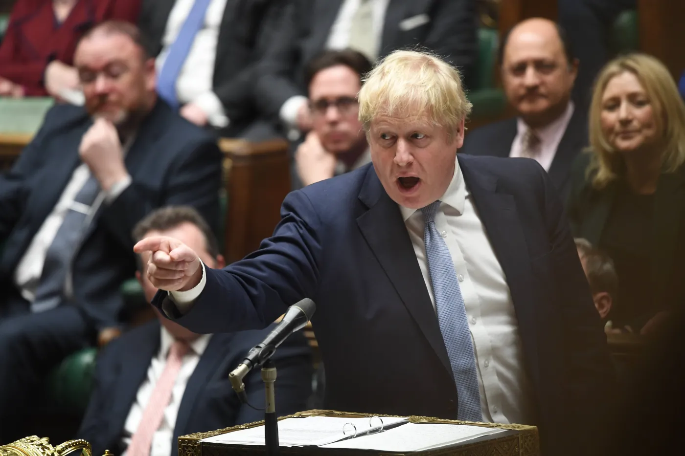 Gwałtownych uciech nie taki gwałtowny koniec. Johnson trzyma się urzędu i zwiera szyki