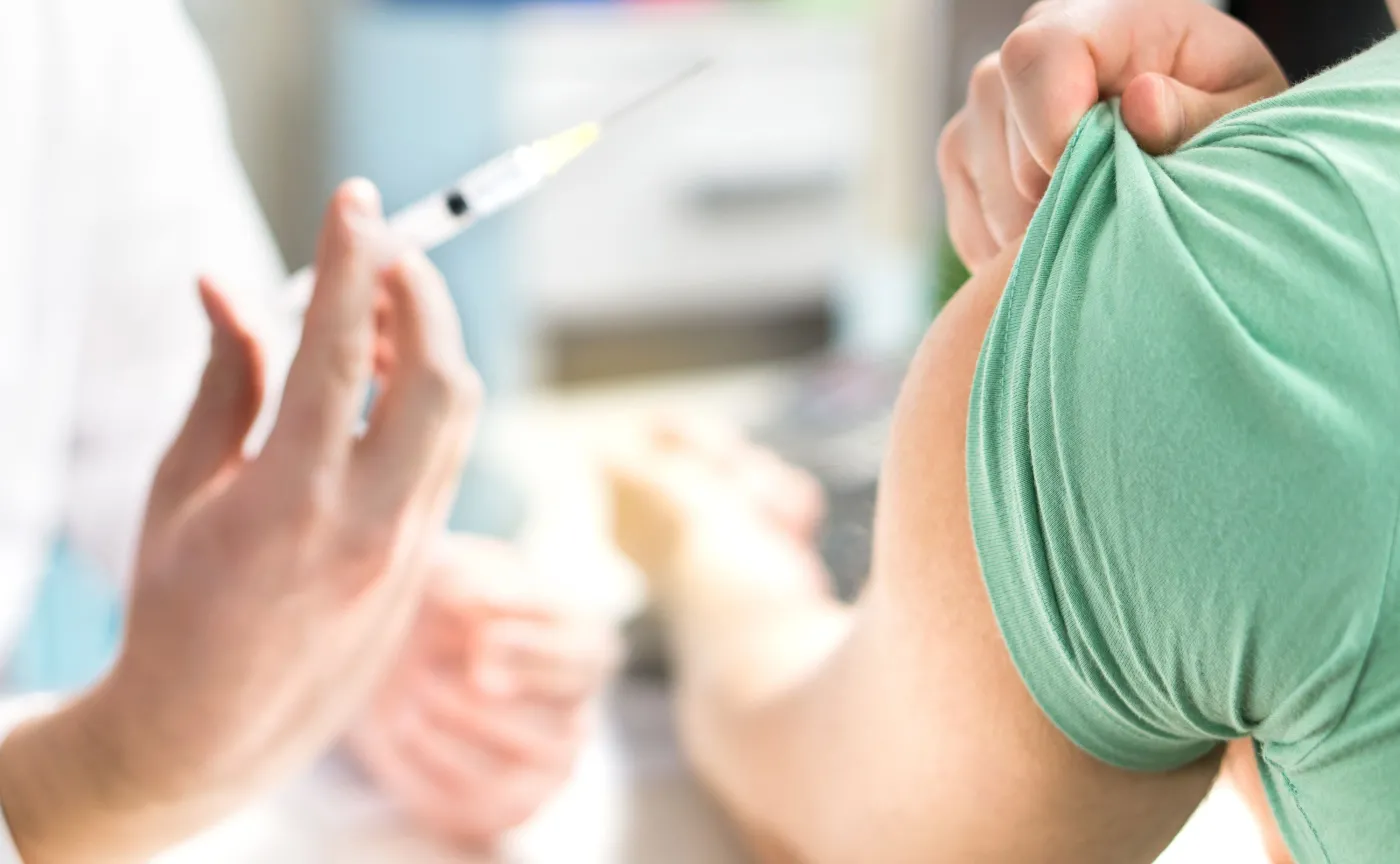 Dr Rakowski: Racjonalne jest szczepienie w pierwszej kolejności seniorów [WYWIAD]
