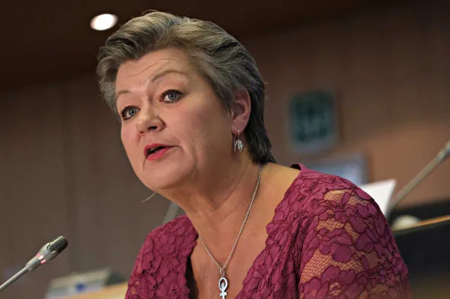Rośnie presja migracyjna w Unii Europejskiej. Komisarz ds. migracji komentuje sytuację na granicach "twierdzy Europa"