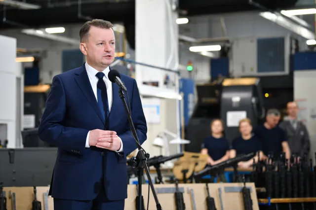 Błaszczak: Zamówionych zostało niemal 200 tys. karabinków GROT za ponad 2 mld zł