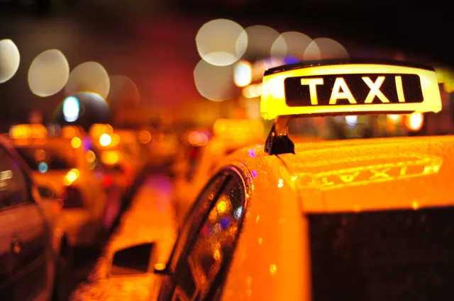 Prace nad "lex uber". Pobieranie opłaty za przejazd za pomocą aplikacji mobilnej?