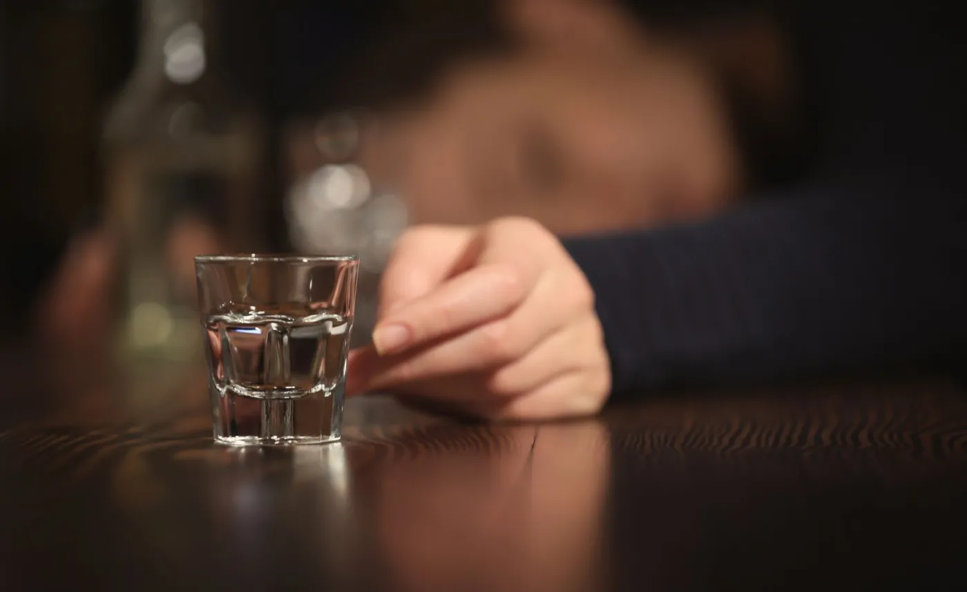 Mistrzynie kamuflażu. Jak piją kobiety-alkoholiczki?
