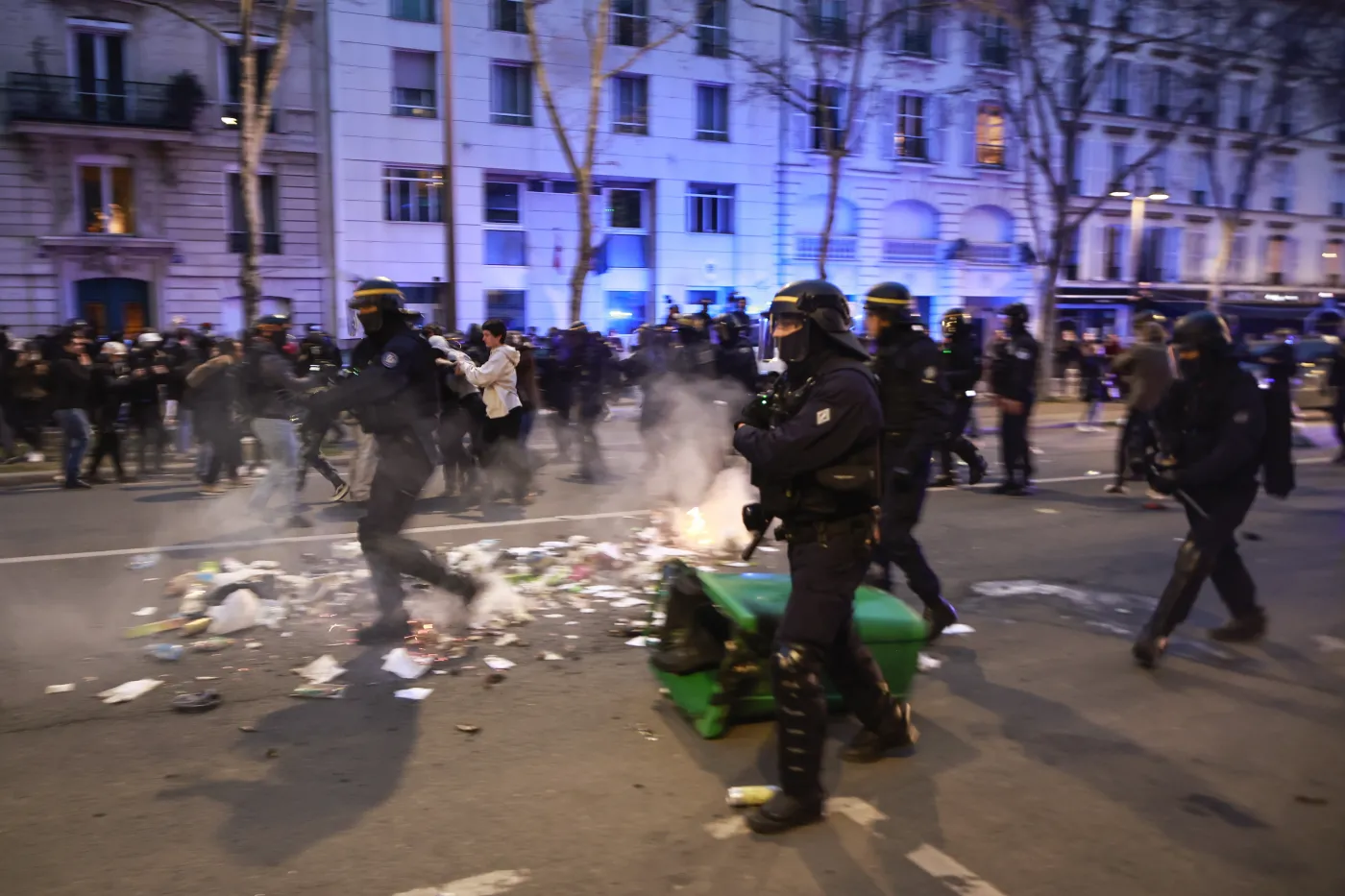 Starcia demonstrantów z policją na paryskim placu Republiki