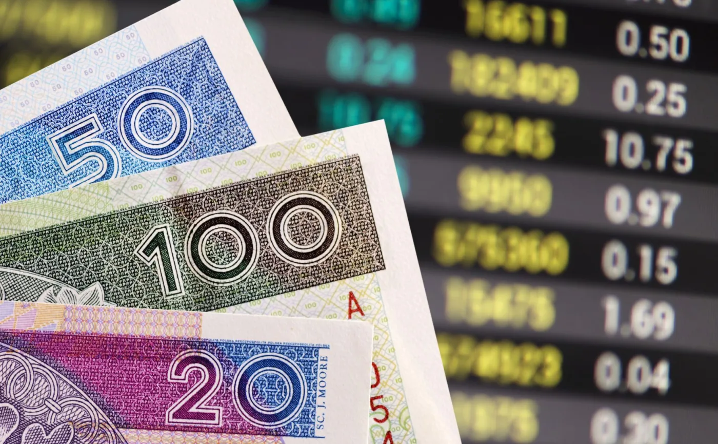 Mocny dolar i spadki na Wall Street ciążą złotemu