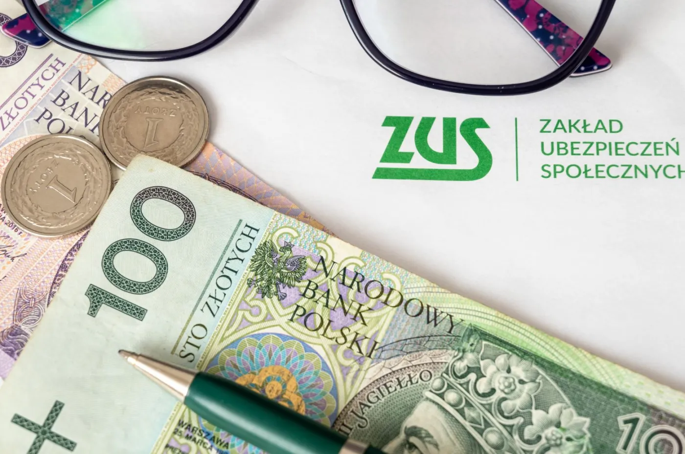 Jak po zmianie stanowiska ZUS policzyć zasiłek, gdy pracownik ma także umowę cywilnoprawną