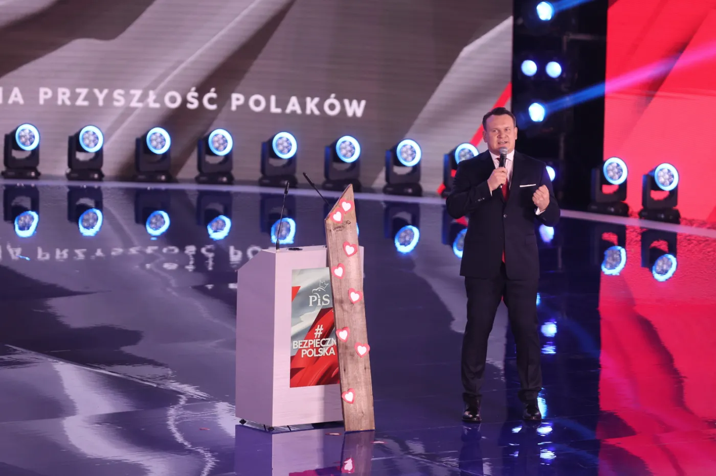 W katowickim "Spodku" rozpoczęła się konwencja PiS. Głównym hasłem "Bezpieczna Polska"