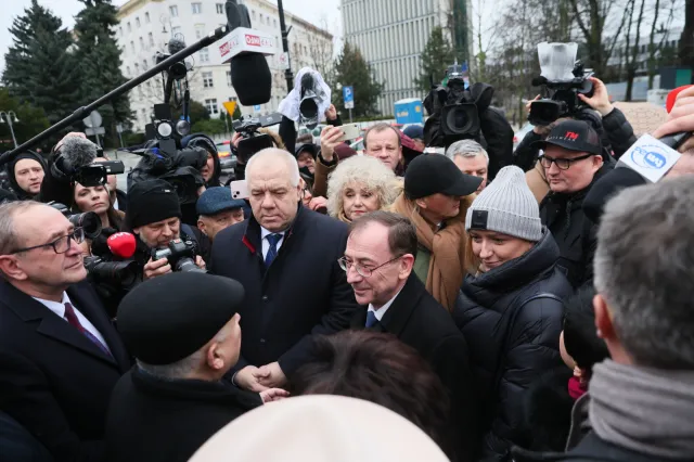 Przepychanki pod Sejmem. Kamiński i Wąsik chcą wejść do budynku