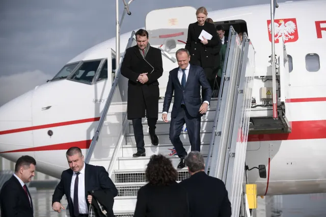 Premier Tusk przybył do Paryża na spotkanie z prezydentem Macronem