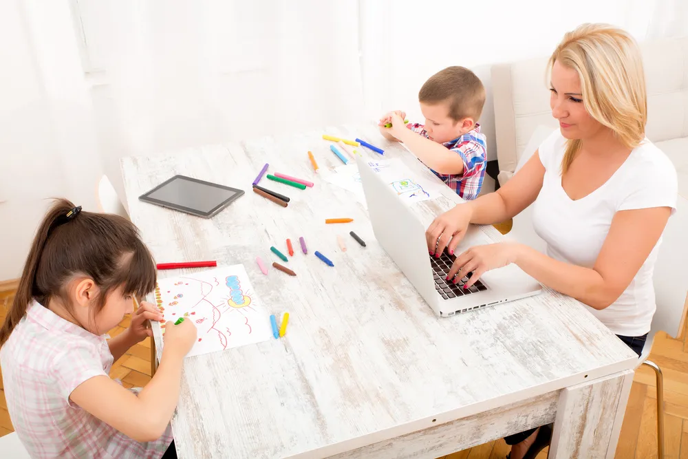 „Mama 4+”. Czy będą dodatki dla pracujących rodziców?