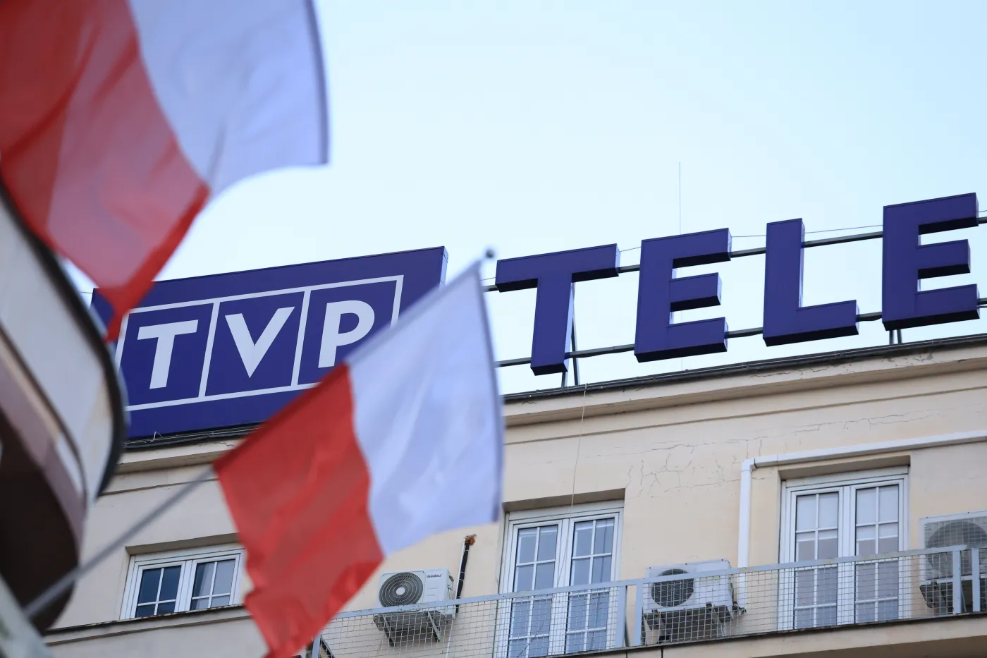 Odpartyjnienie w mediach? A komu to potrzebne?