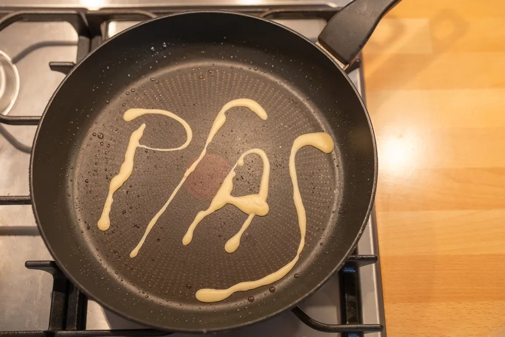 Interes na patelni. Mogą szkodzić zdrowiu a nazywają się PFAS