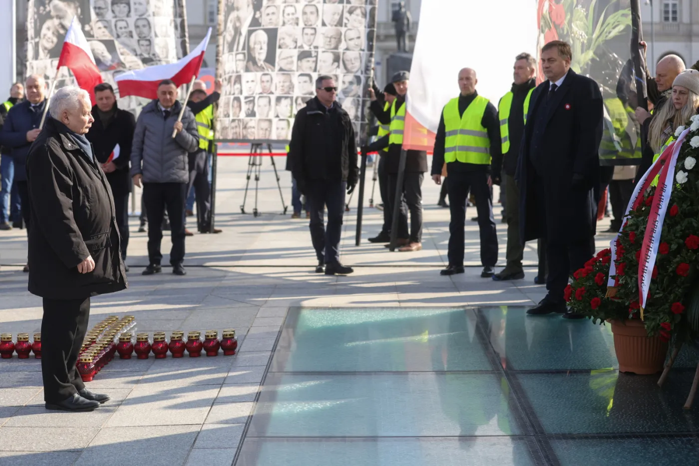 Miesięcznica katastrofy smoleńskiej. Aktywiści do Kaczyńskiego: Kiedy skończysz tę szopkę?