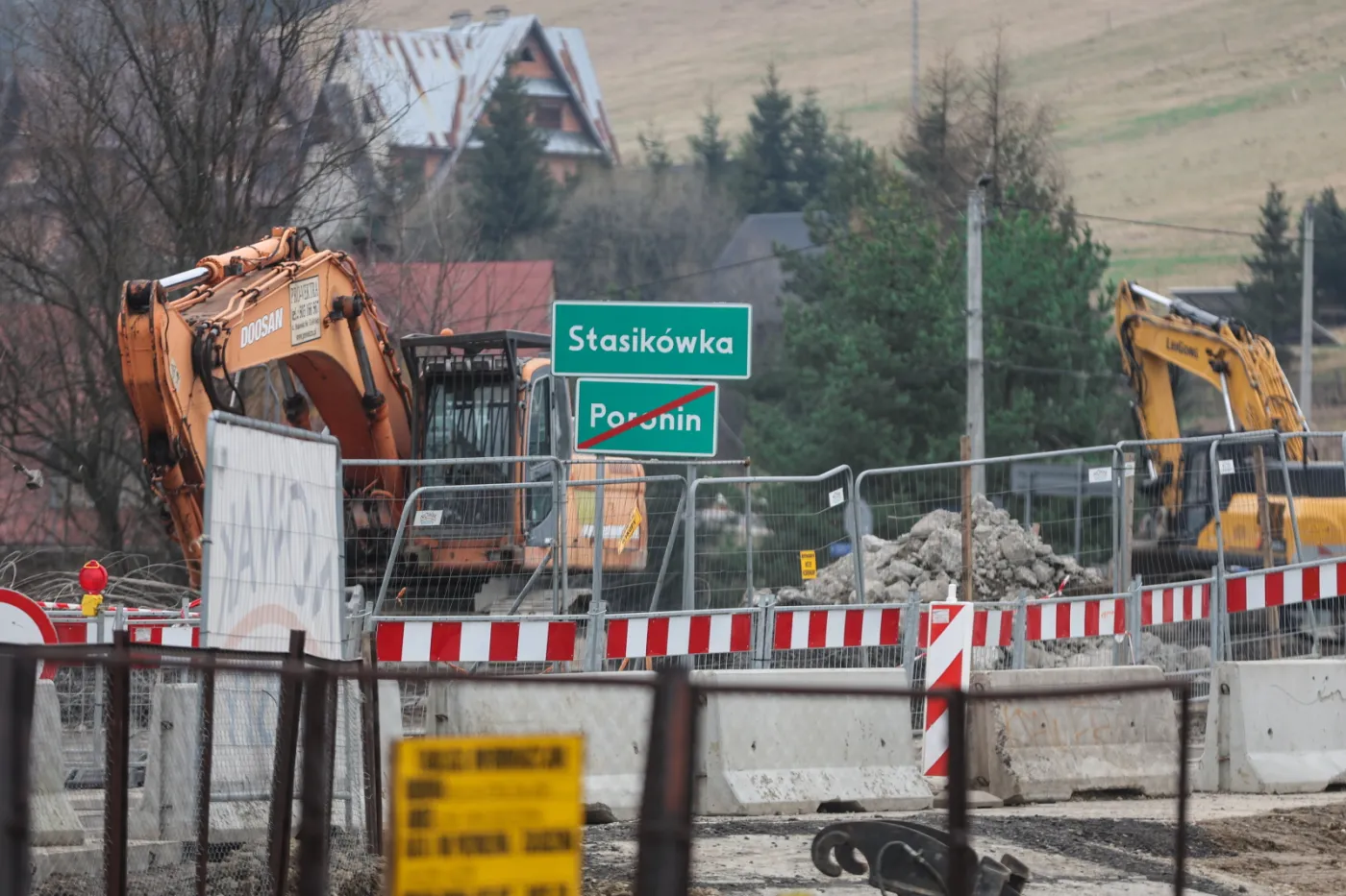 Podczas budowy mostu znaleziono pocisk lotniczy. Ewakuowano ludzi, drogę zamknięto