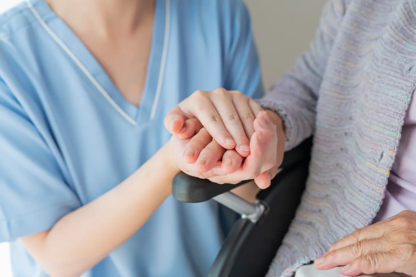 Seniorzy w szpitalu: Osamotnieni, zestresowani i bezradni [WYNIKI BADANIA]
