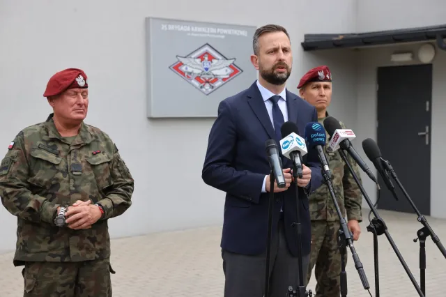 8 tys. żołnierzy i funkcjonariuszy na granicy z Białorusią. Szef MON apeluje o czujność