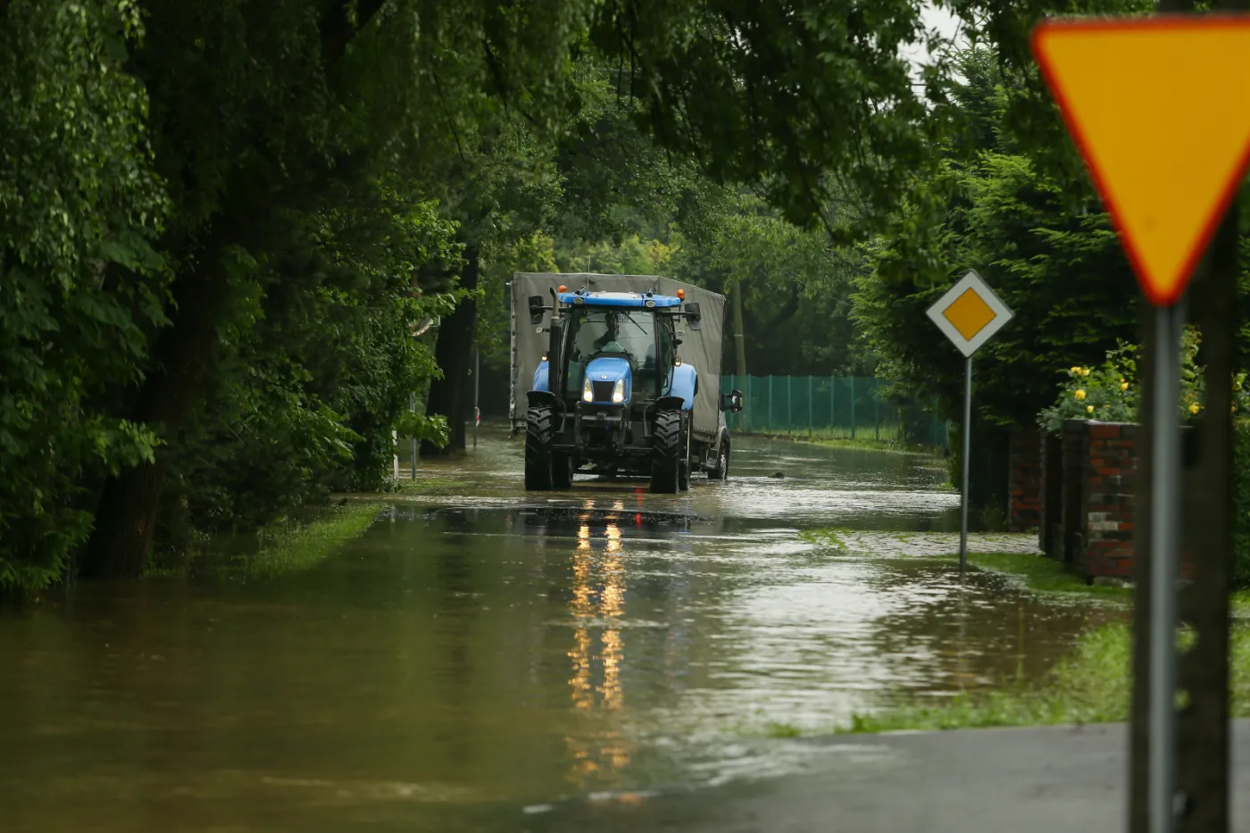 Liczne podtopienia i awarie w związku z burzami i silnym wiatrem w Małopolsce