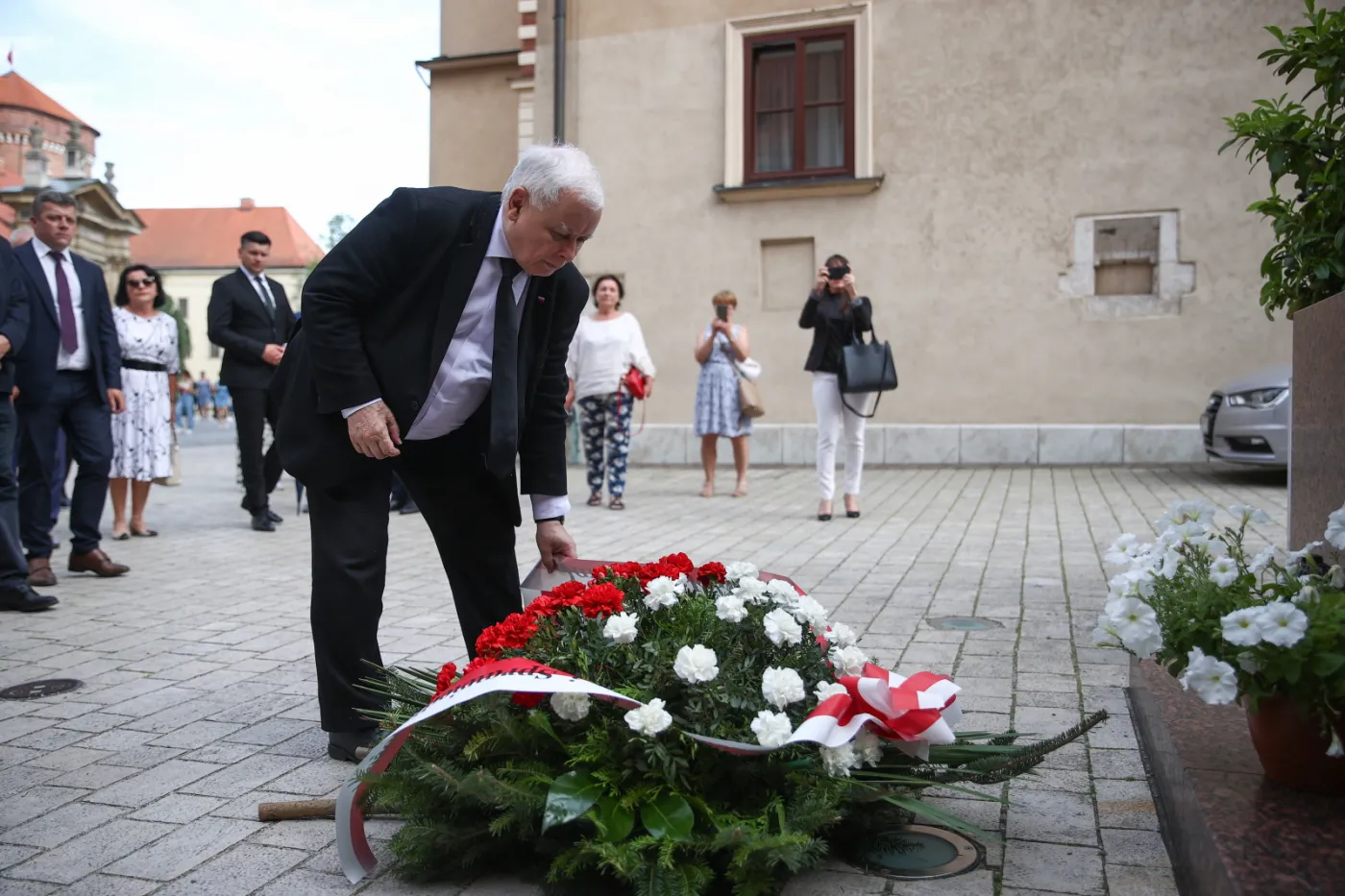 Kaczyński zamazał tabliczkę na wieńcu. Do prokuratury wpłynął wniosek