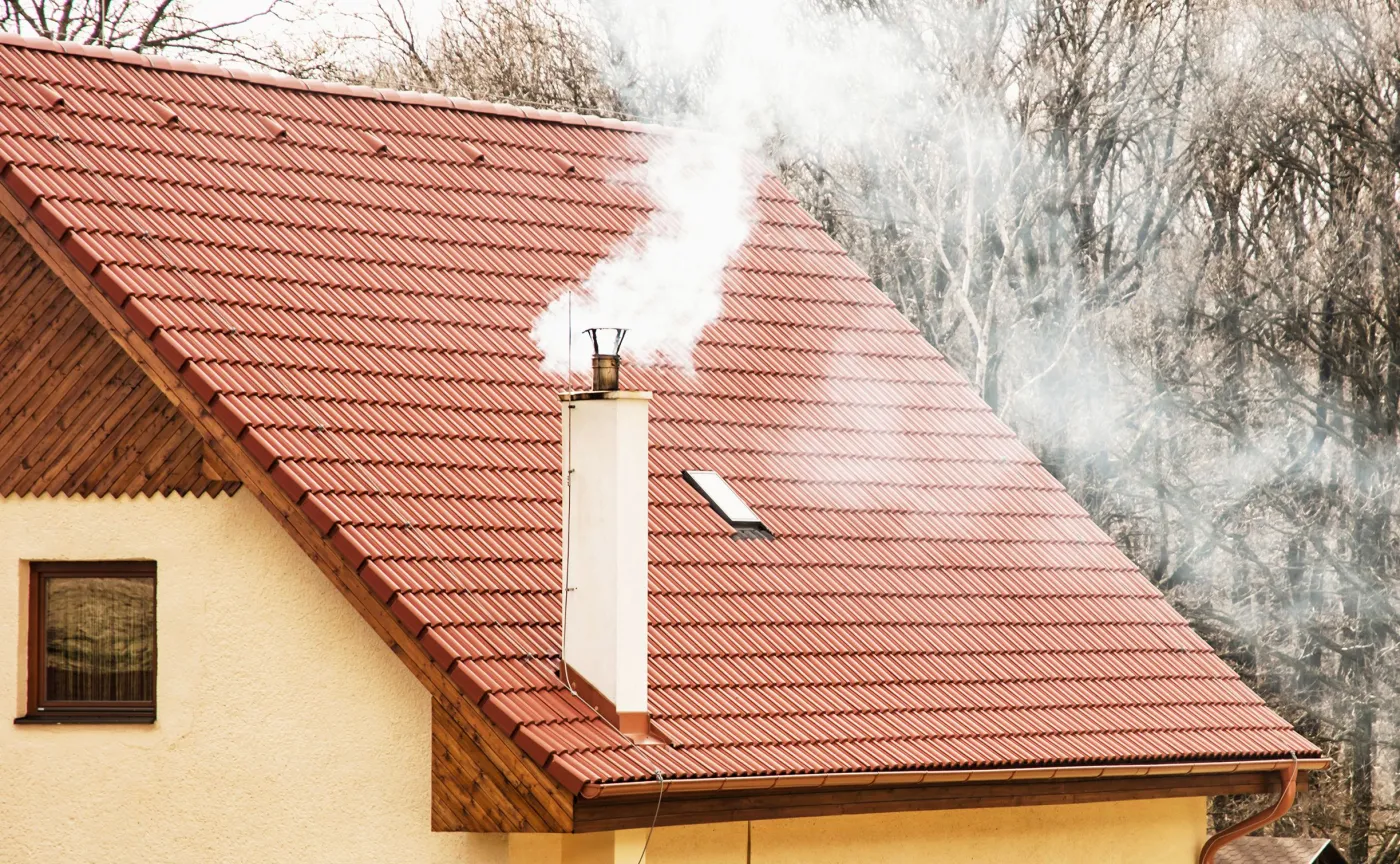 Polacy reagują na dym z komina. Więcej donosów na trucicieli