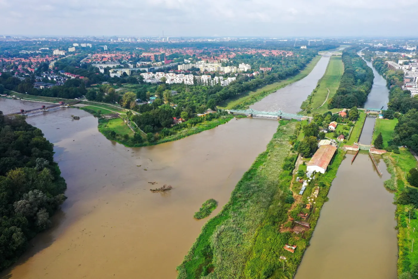 Rząd oferuje pomoc finansową dla powodzian. Fala wezbraniowa zbliża się do kolejnych miast