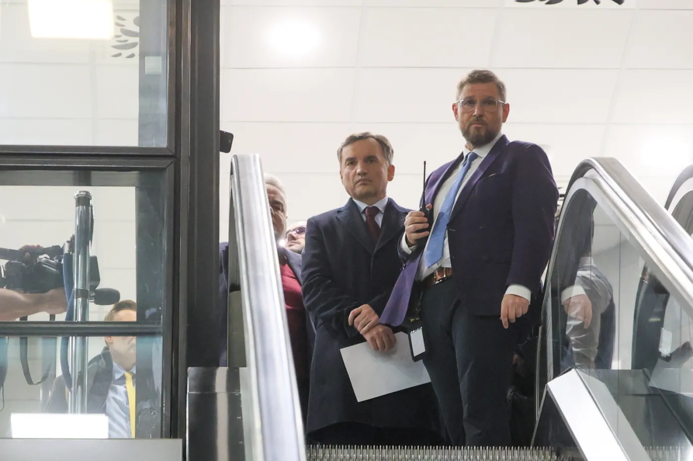 Zbigniew Ziobro zatrzymany przez policję w siedzibie Telewizji Republika. Zostanie odprowadzony na komisję