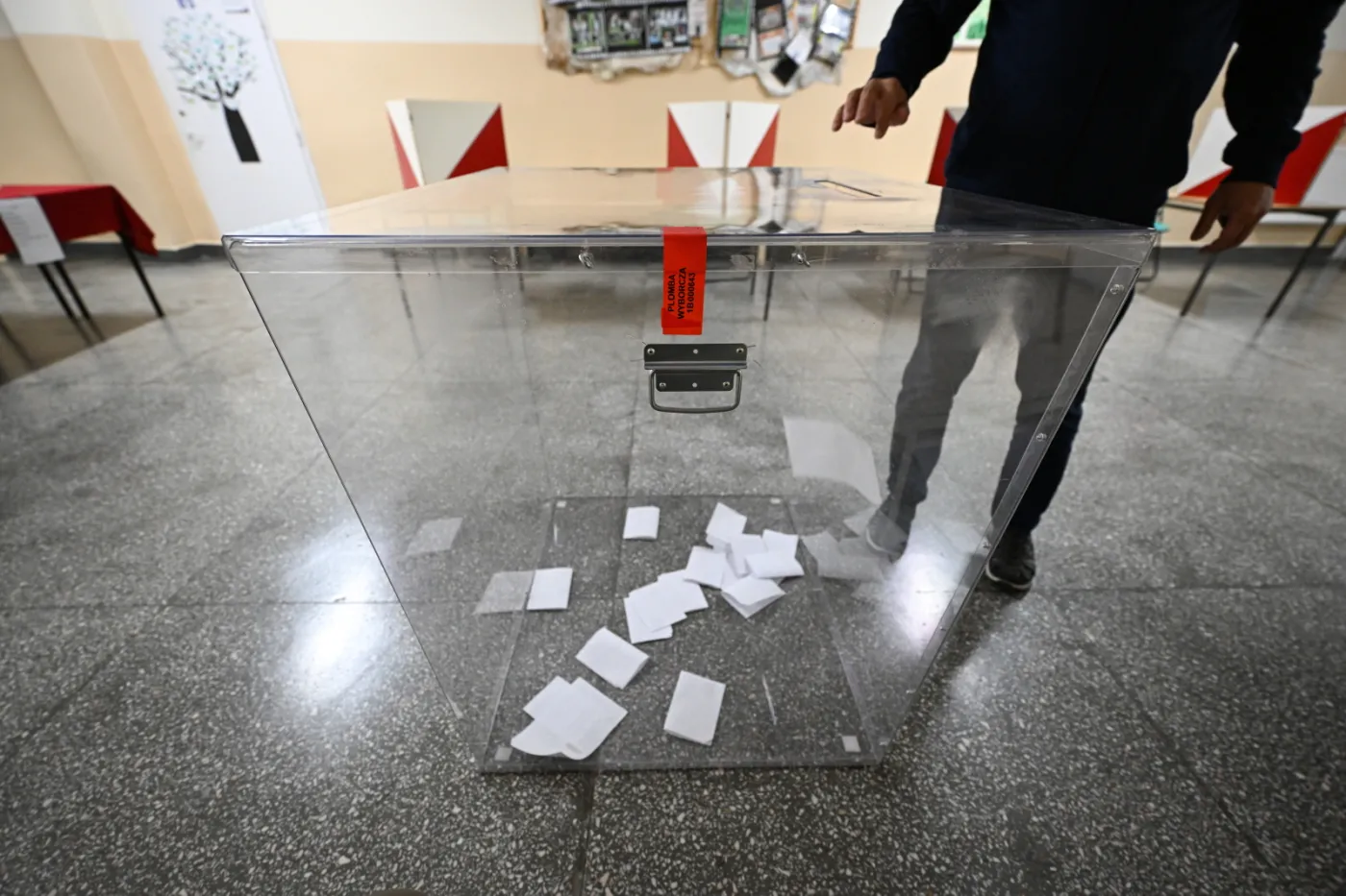 Wybory prezydenckie 2025. Głosowanie w II turze ruszyło bez zakłóceń